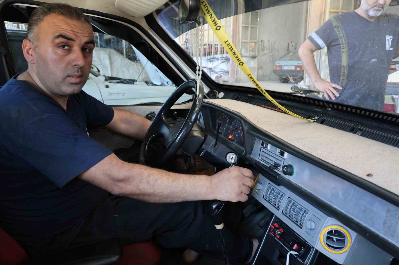 Adana sıcağına dayanamayan vatandaşlar eski araçlarına ev tipi klima taktırıyor