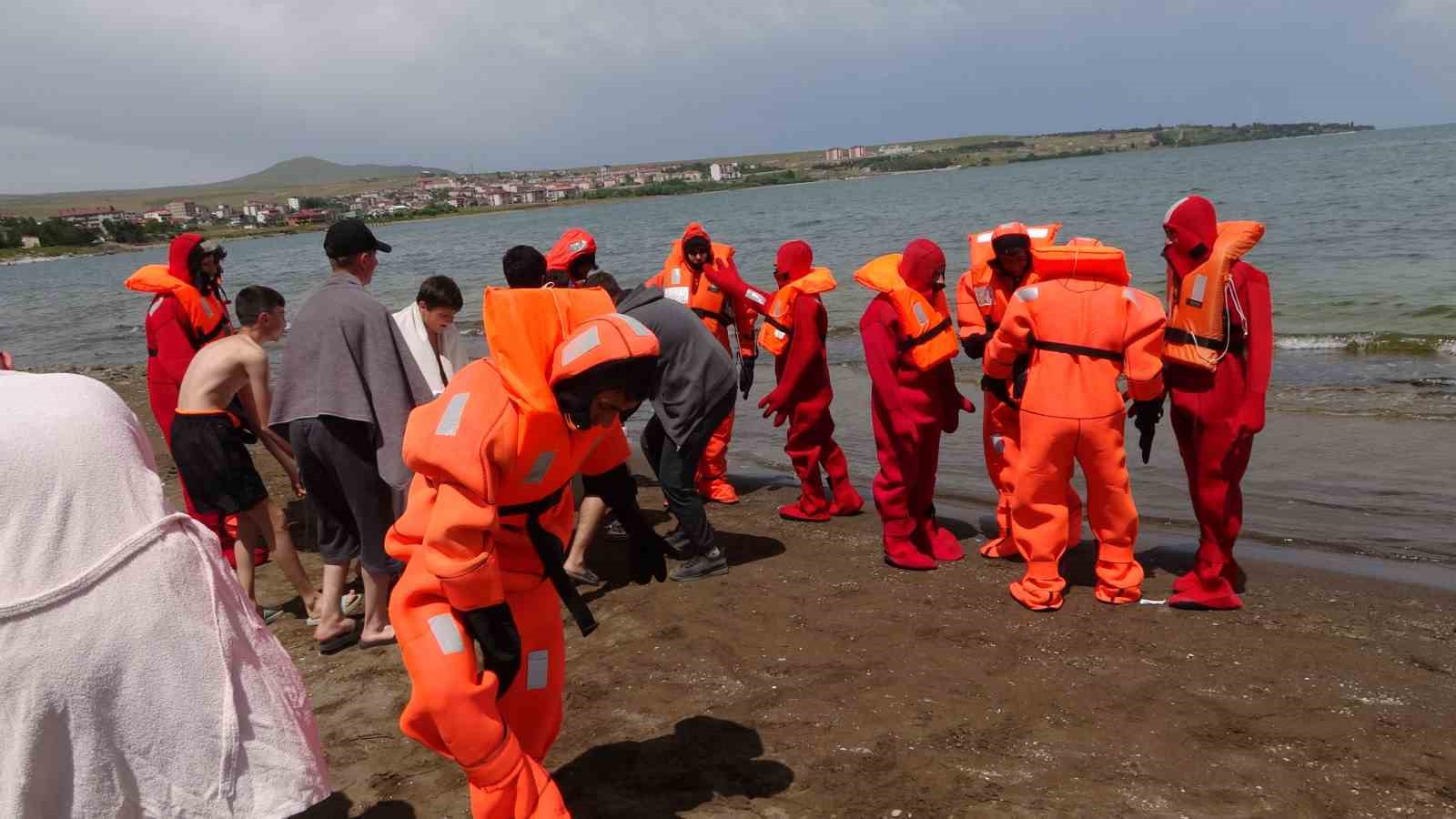 Tatvan’da öğrenciler denizde canlı kalabilme eğitimi gördü
