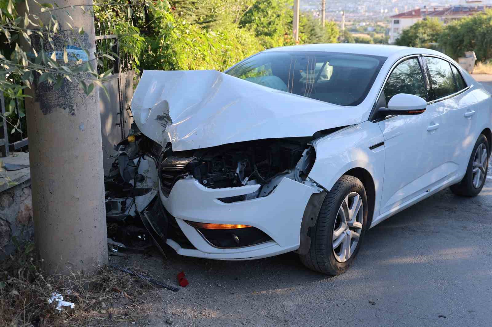 Elazığ’da otomobil beton direğe çarptı: 2 yaralı