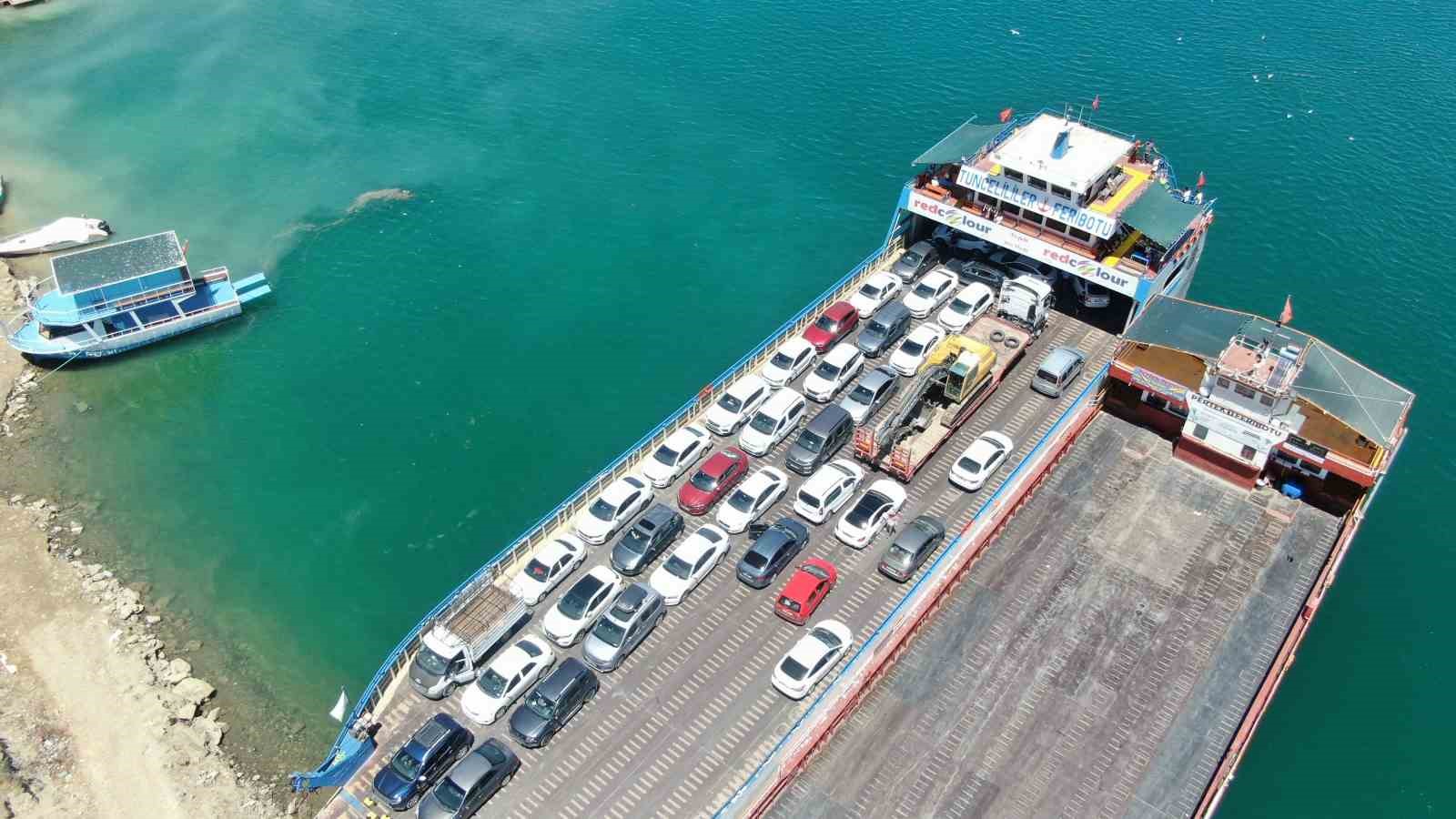 Elazığ-Pertek feribotlarında bayram hareketliliği
