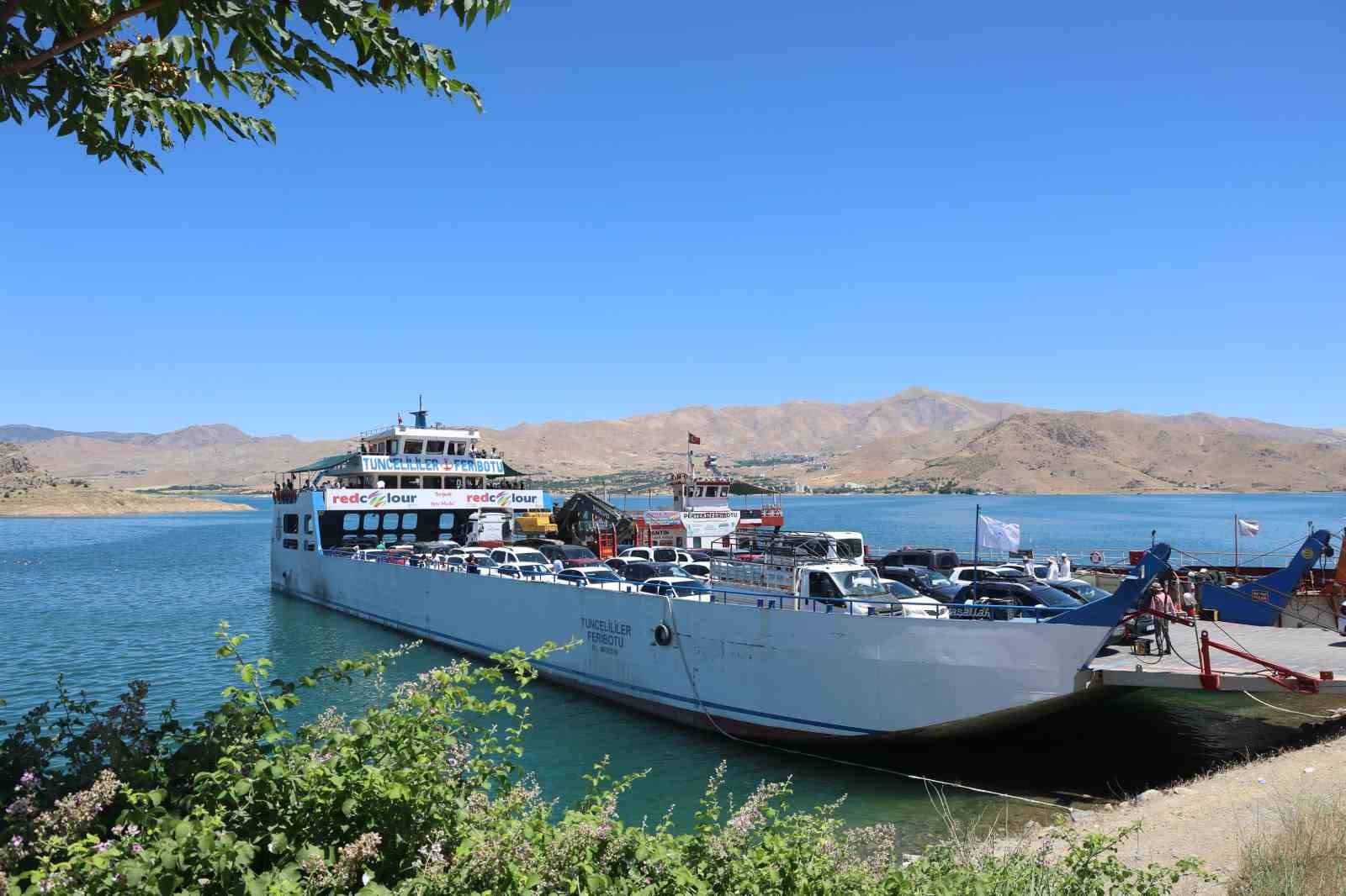 Elazığ-Pertek feribotlarında bayram hareketliliği