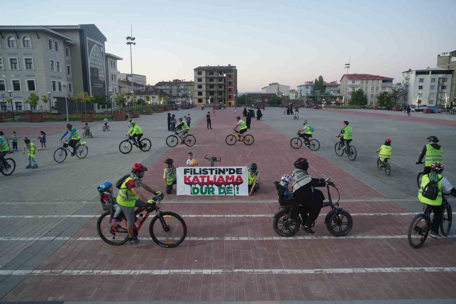Bisikletçilerden Filistin’e destek turu