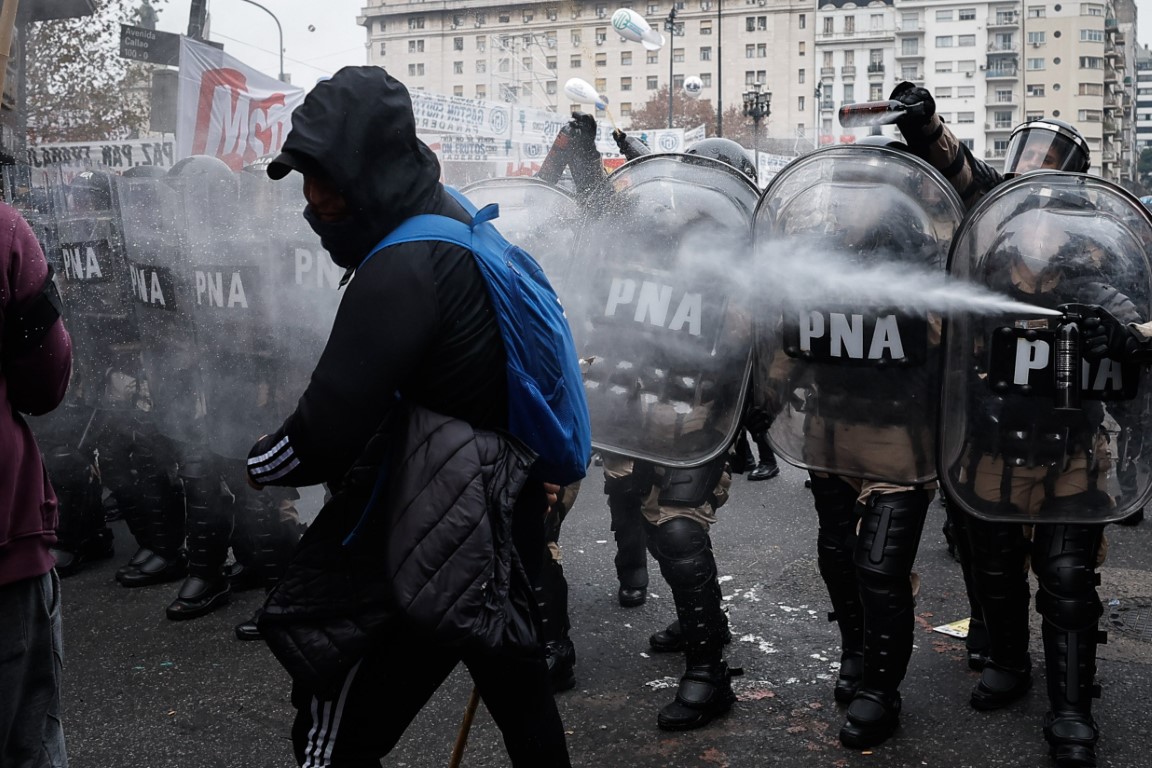 Arjantin'de ekonomik reform planı, sokakları savaş alanına çevirdi