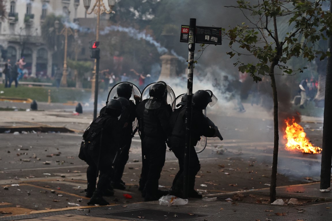 Arjantin'de ekonomik reform planı, sokakları savaş alanına çevirdi
