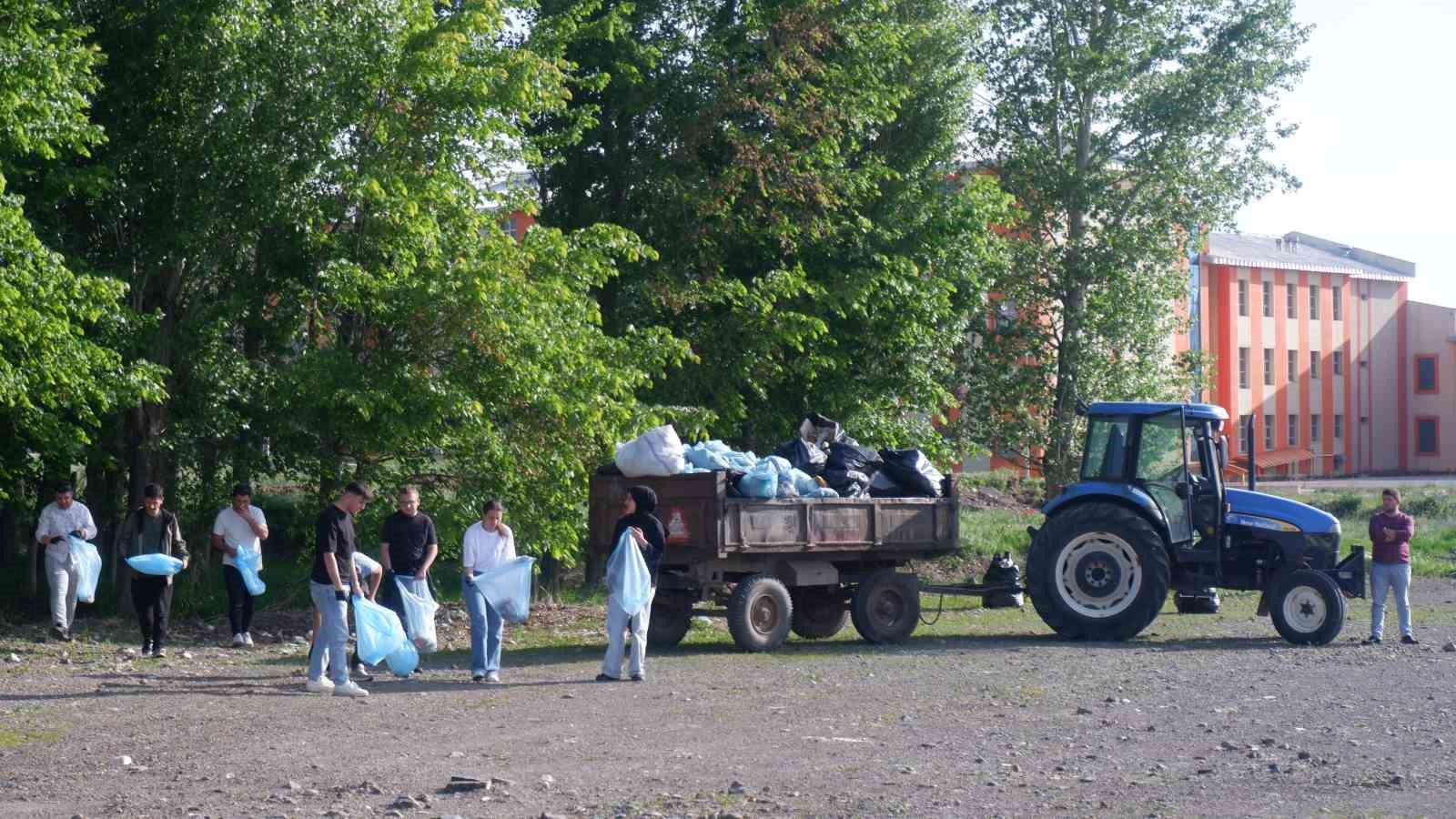 Öğrenciler bir günde kampüste 10 römork çöp topladı
