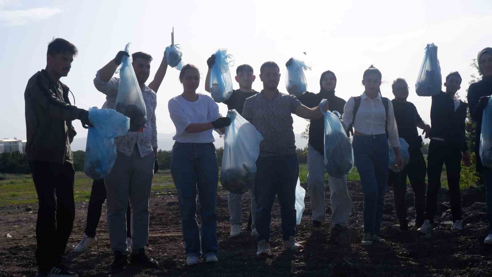 Öğrenciler bir günde kampüste 10 römork çöp topladı