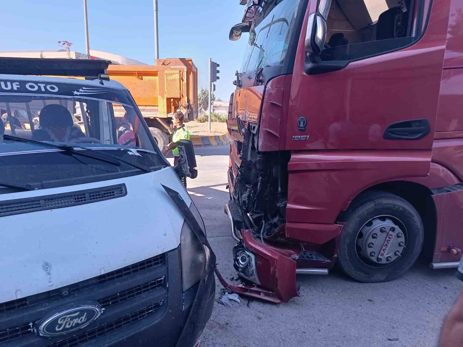 Erciş’te kamyonla kamyonet çarpıştı: 3 yaralı