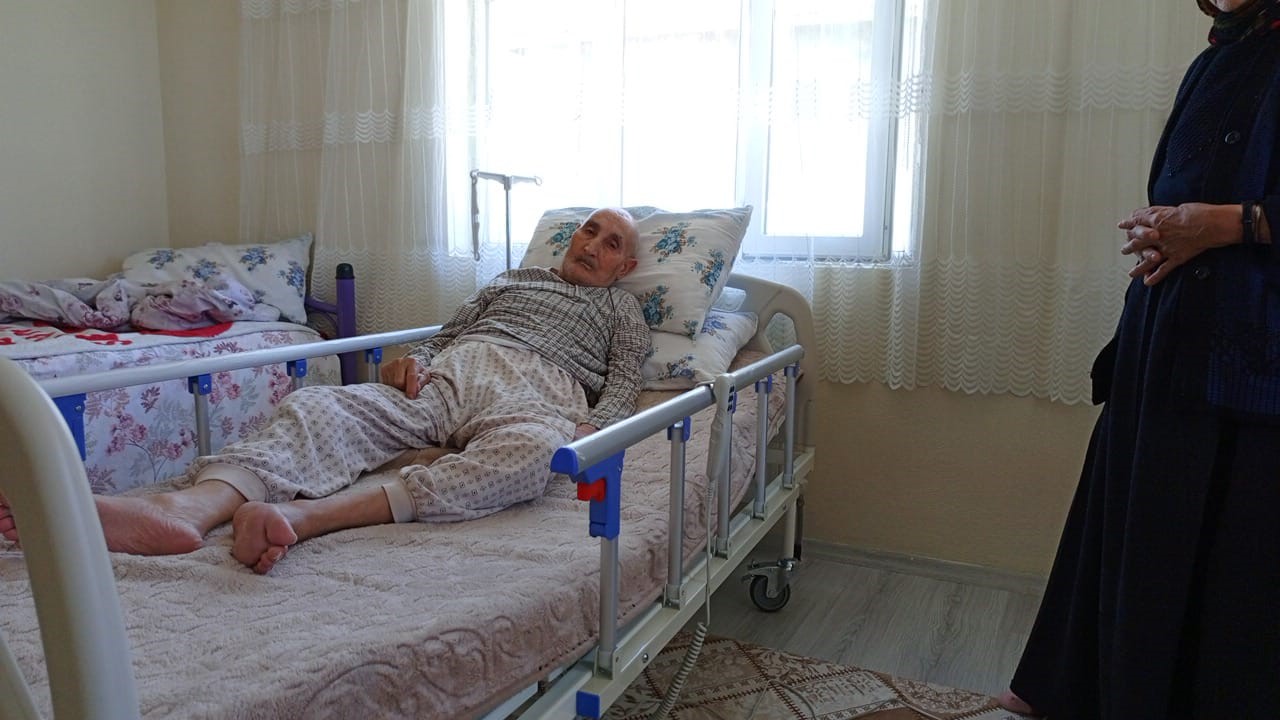 14 yıllık felçli Memet dede otomatik hasta yatağına kavuştu