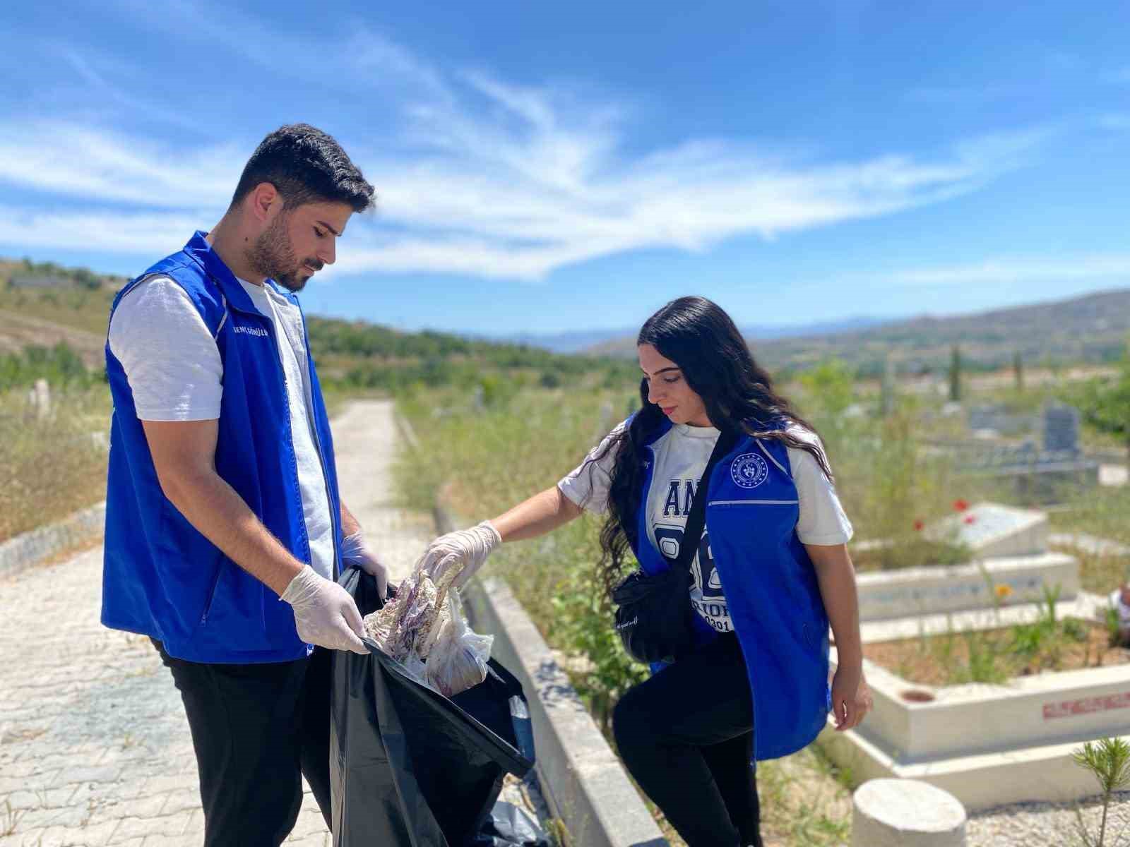 Elazığ’da gönüllü gençlerden kimsesizler mezarlığında temizlik