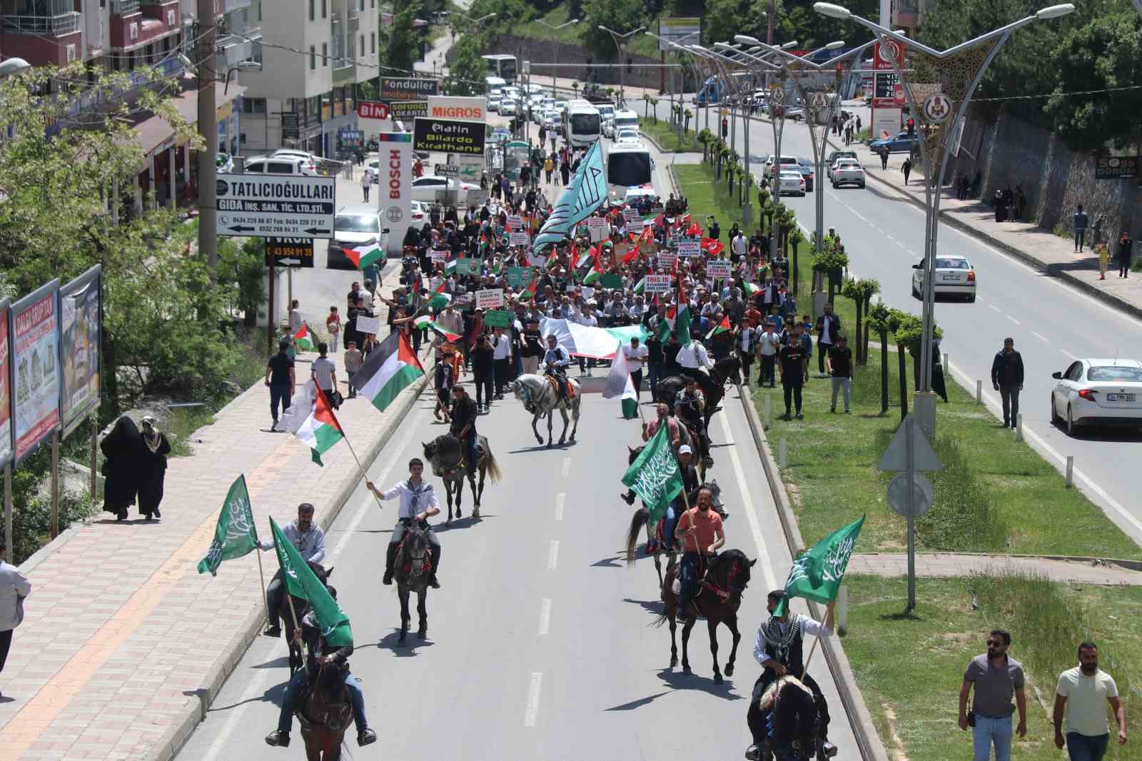 Bitlis’te vatandaşlar Filistin için yürüdü