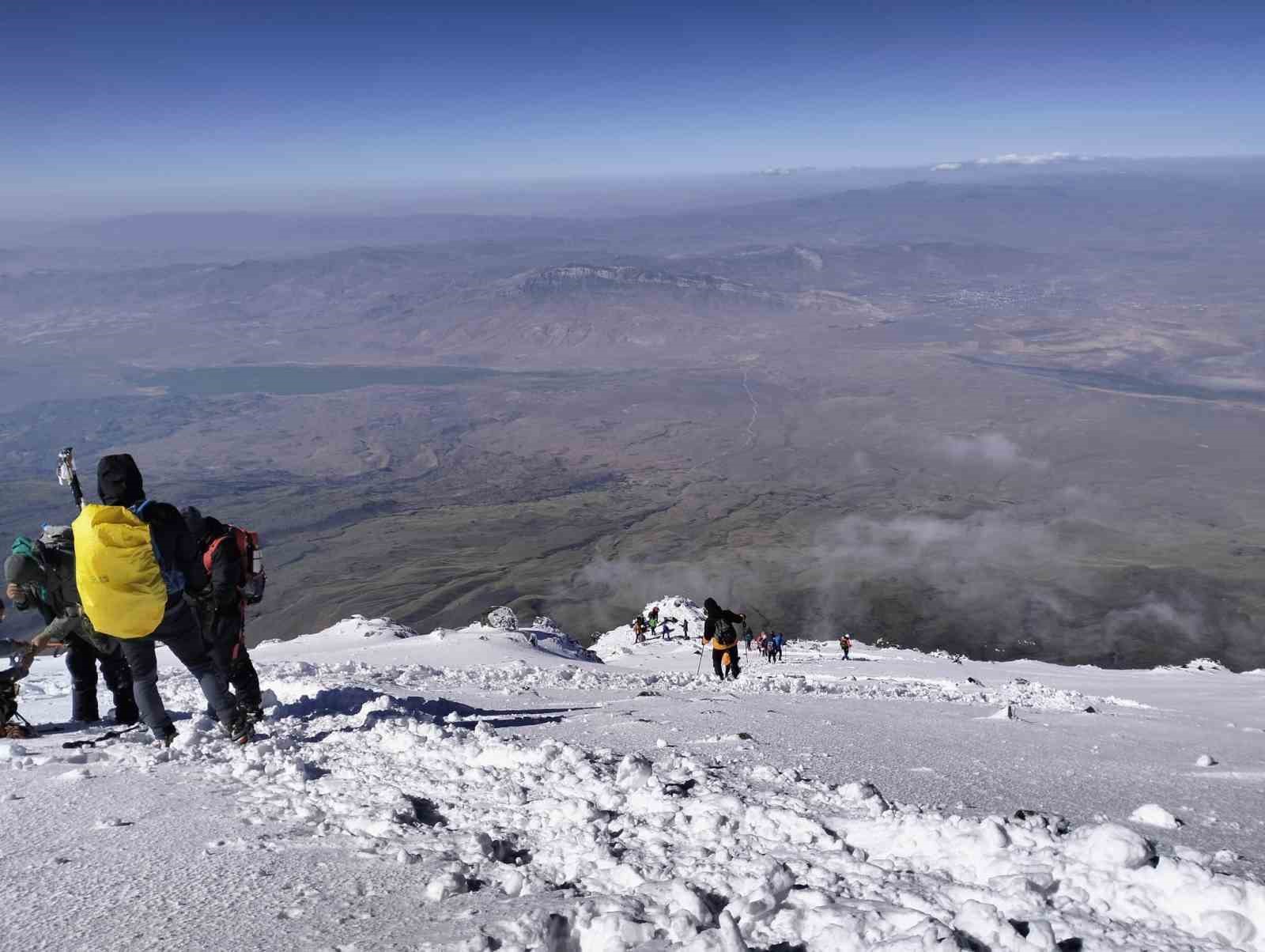 Ağrı Dağı’nda dağcılar kar ve fırtınaya rağmen zirveye ulaştı