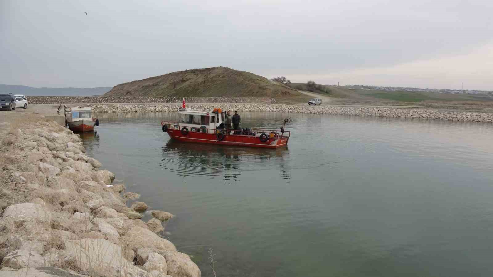 Van Gölü’nde balıkçılar ağlarını suya bıraktı
