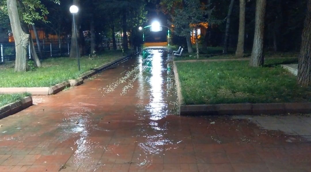 Malatya’da çocuk parkında patlayan su borusu yapılmayınca vatandaş çileden çıktı