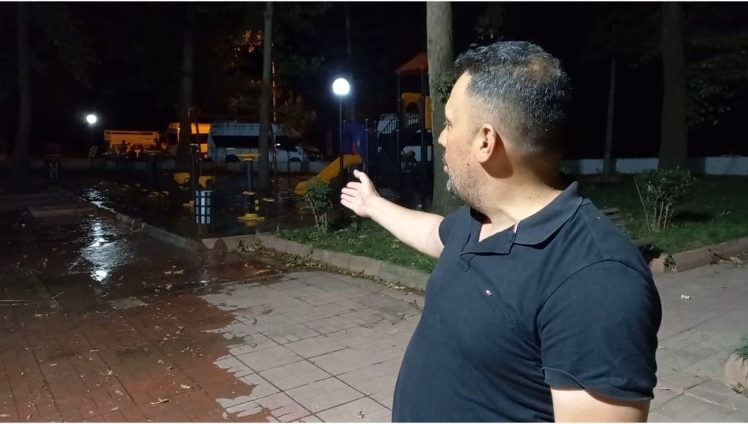 Malatya’da çocuk parkında patlayan su borusu yapılmayınca vatandaş çileden çıktı