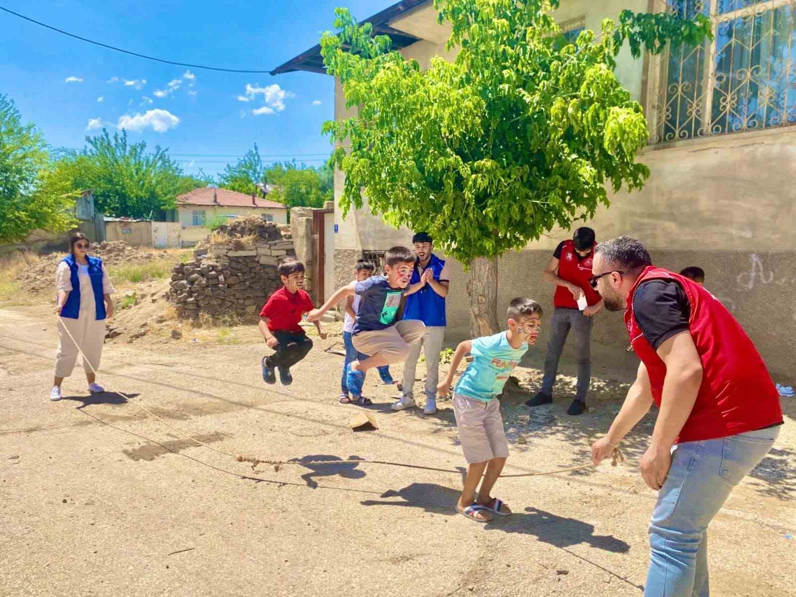 Elazığ’da çocuklar sokak oyunları ile keyifli anlar yaşadı