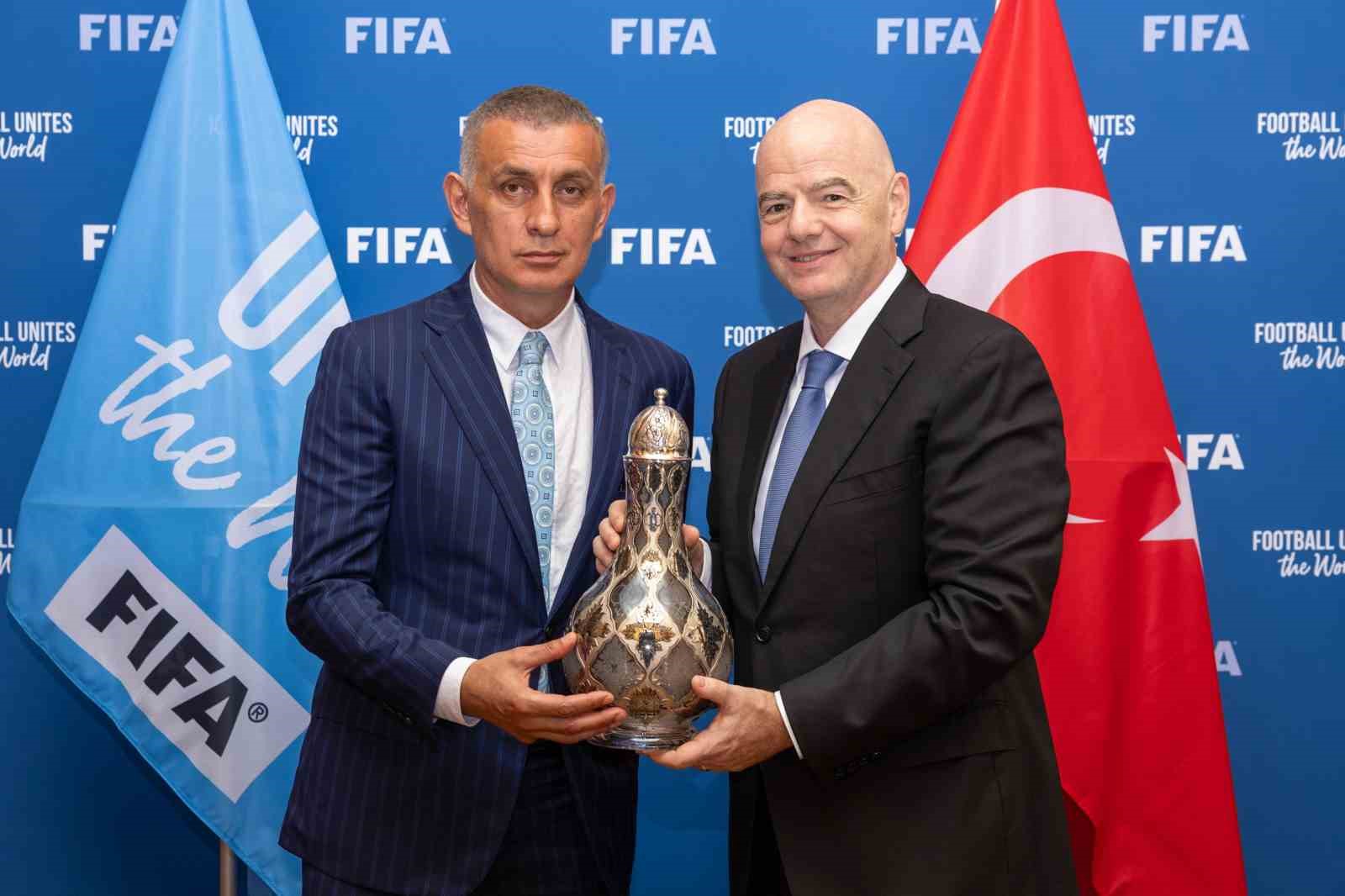 TFF Başkanı Hacıosmanoğlu, Paris’te FIFA Başkanı Infantino ile bir araya geldi