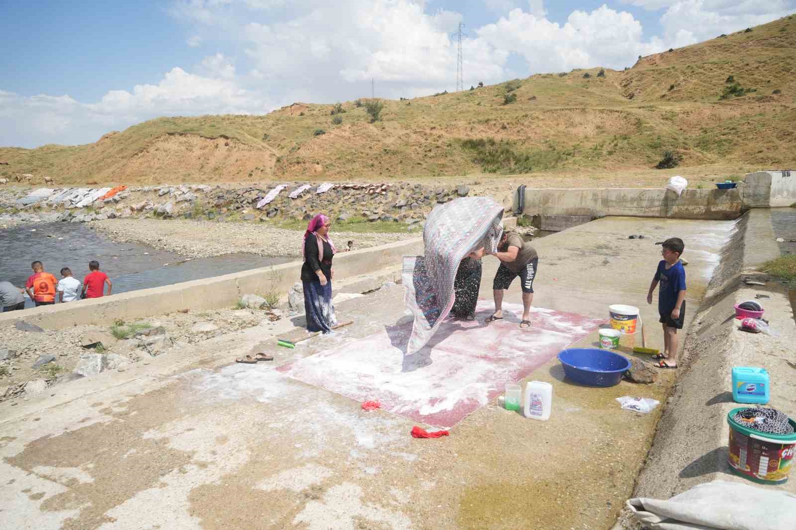 Muş’ta Kızılağaç deresinde renkli görüntüler: Kadınlar halı yıkadı, çocuklar yüzdü