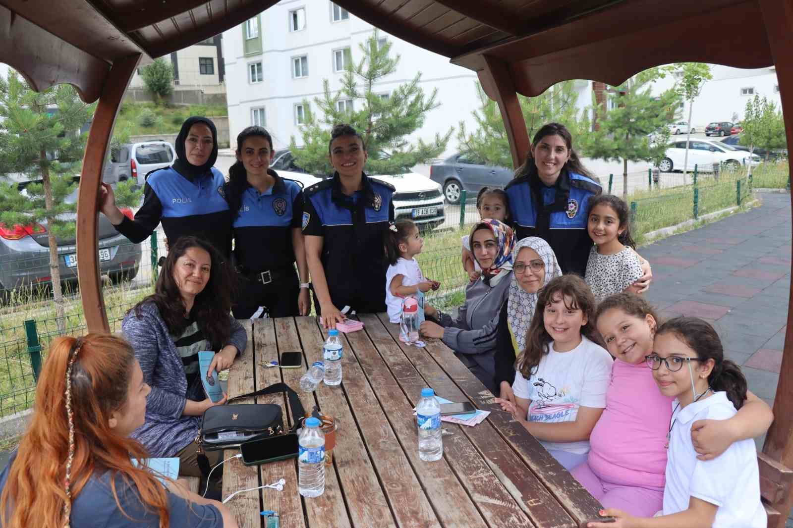 Polis Erzurum’da çocuklarla futbol oynadı, evleri ziyaret etti