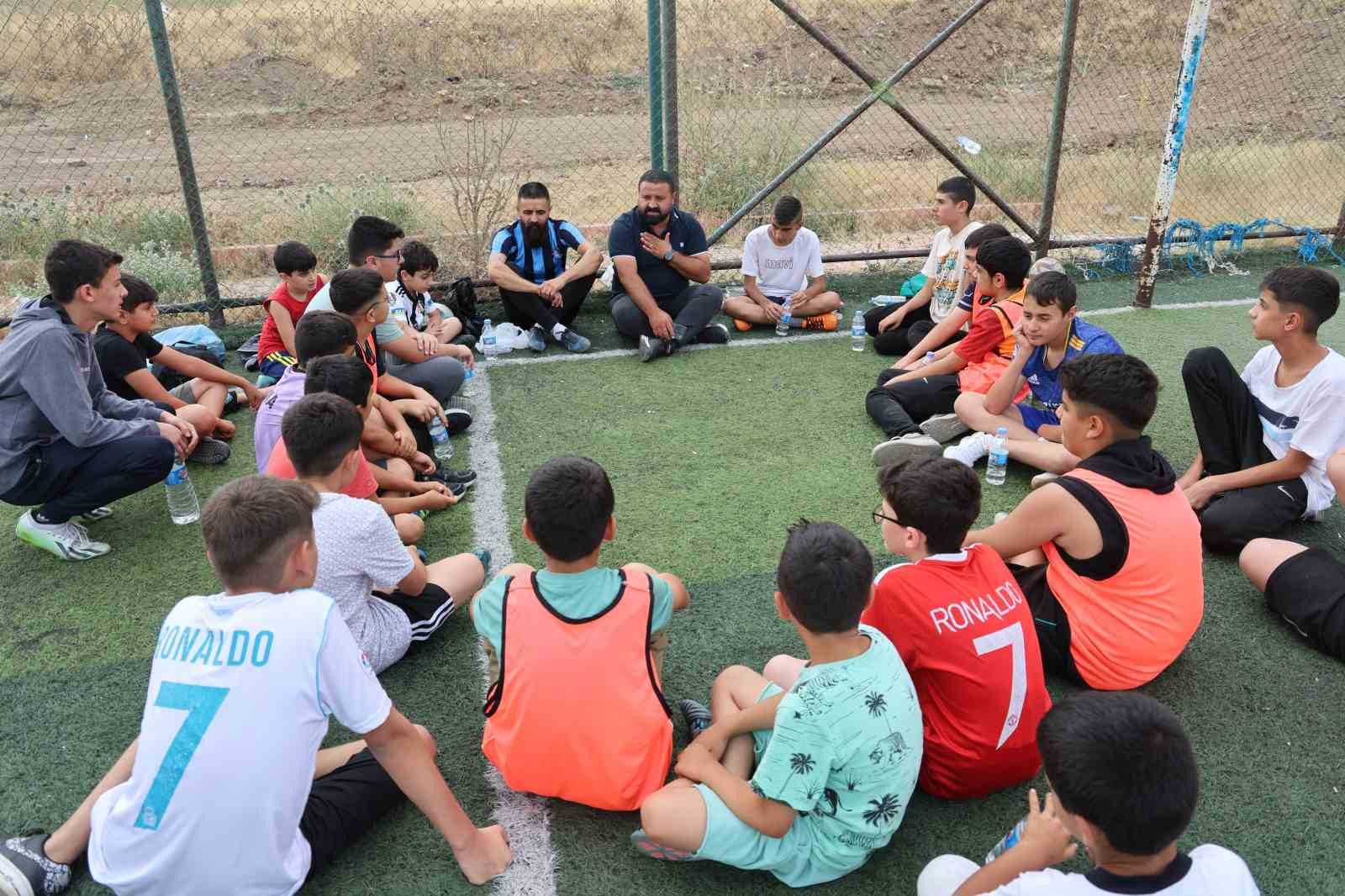 Amatör futbolcu, çocuklara kitap okuma tutkusunu futbolla aşılıyor
