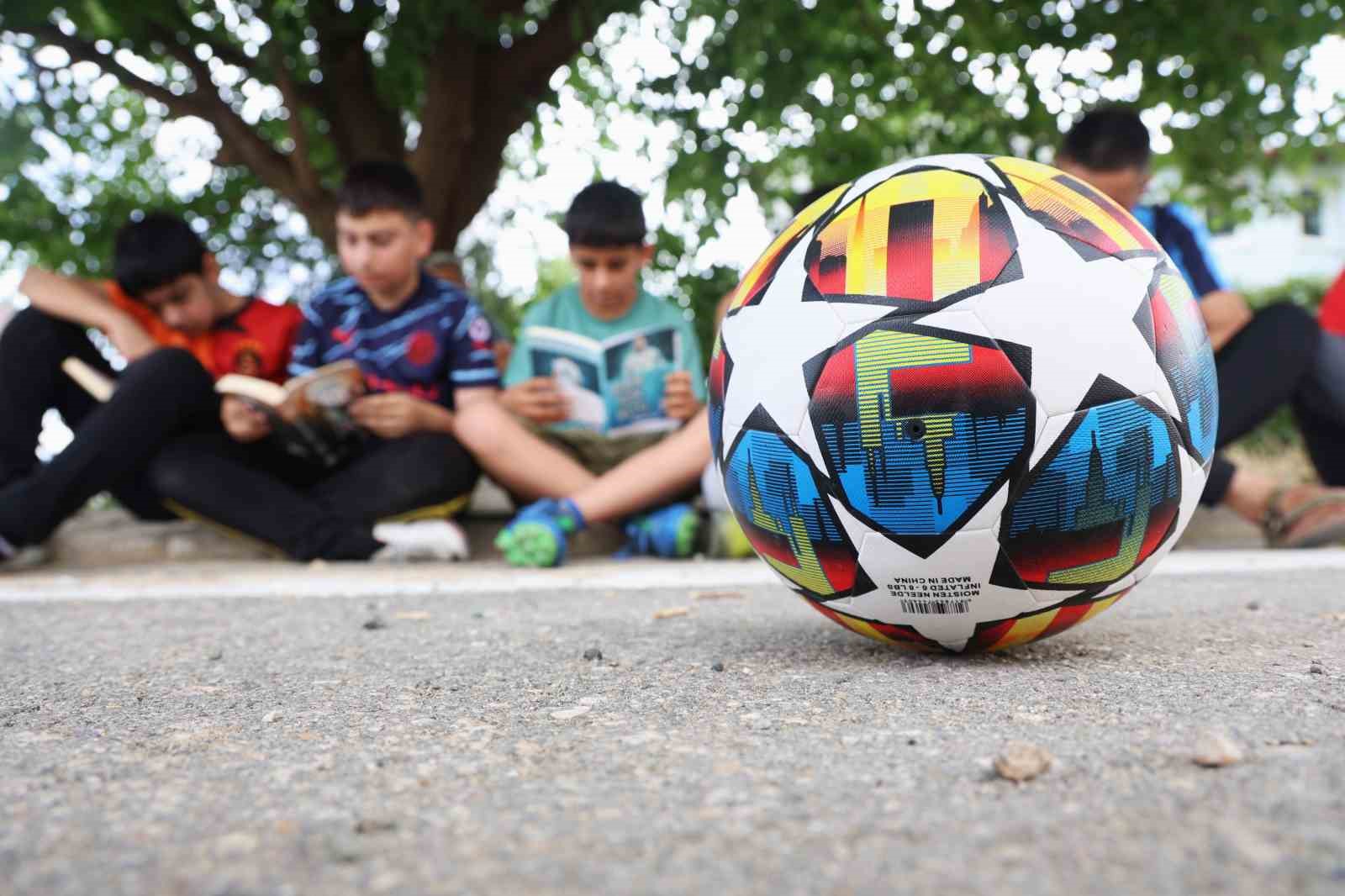 Amatör futbolcu, çocuklara kitap okuma tutkusunu futbolla aşılıyor