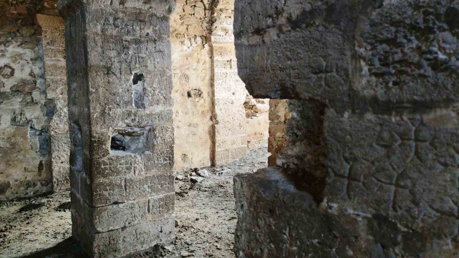 Kaçak kazı yapanlar tarihi kiliseyi tahrip etti