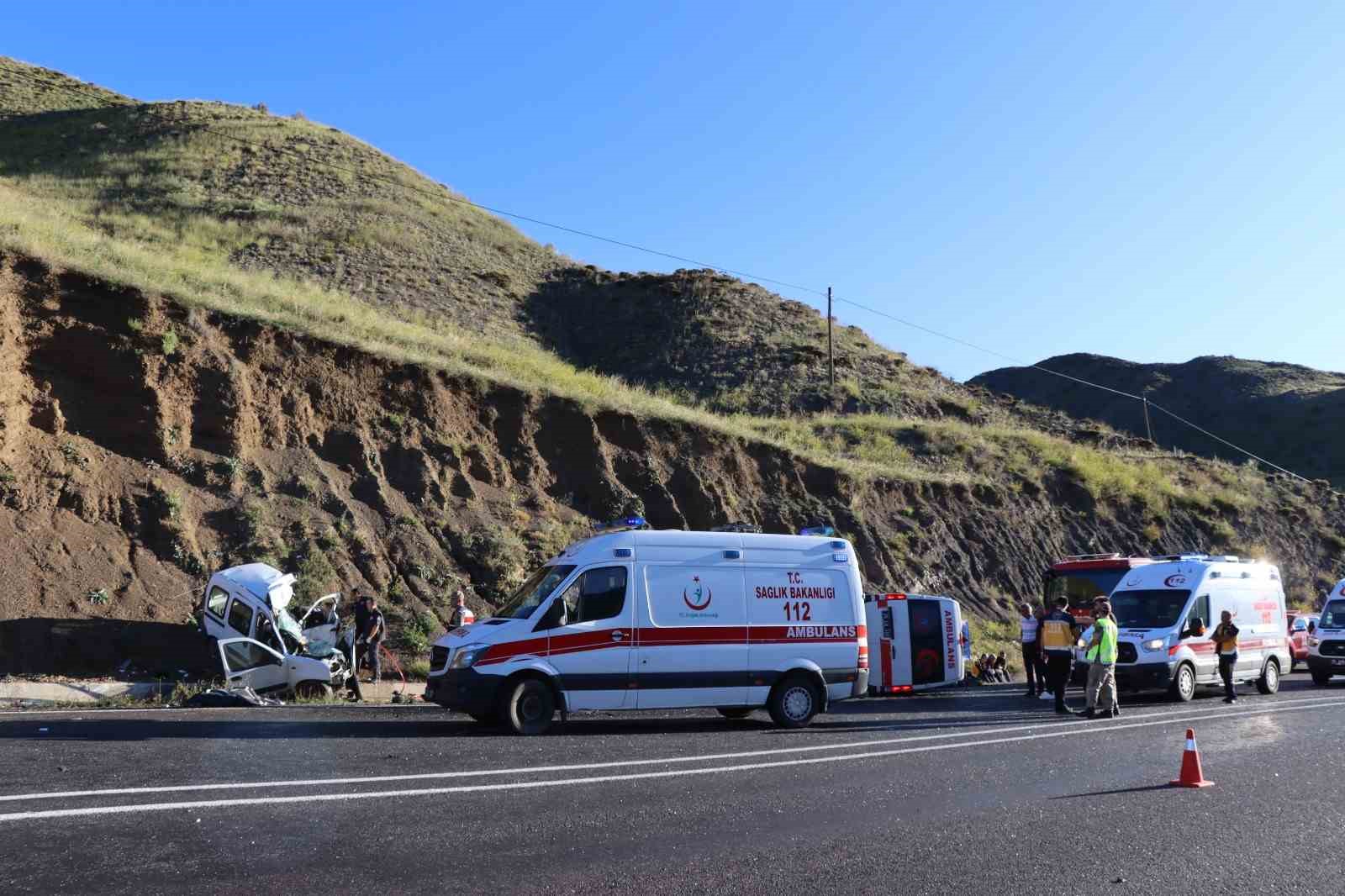 Erzurum’da ambulans ile hafif ticari araç çarpıştı: 4 ölü, 1 yaralı