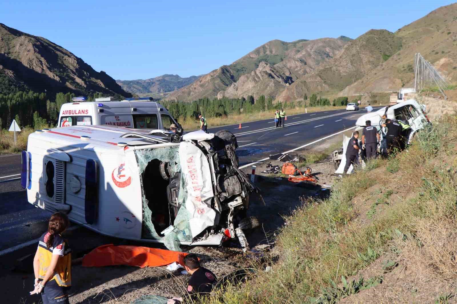 Erzurum’da ambulans ile hafif ticari araç çarpıştı: 4 ölü, 1 yaralı