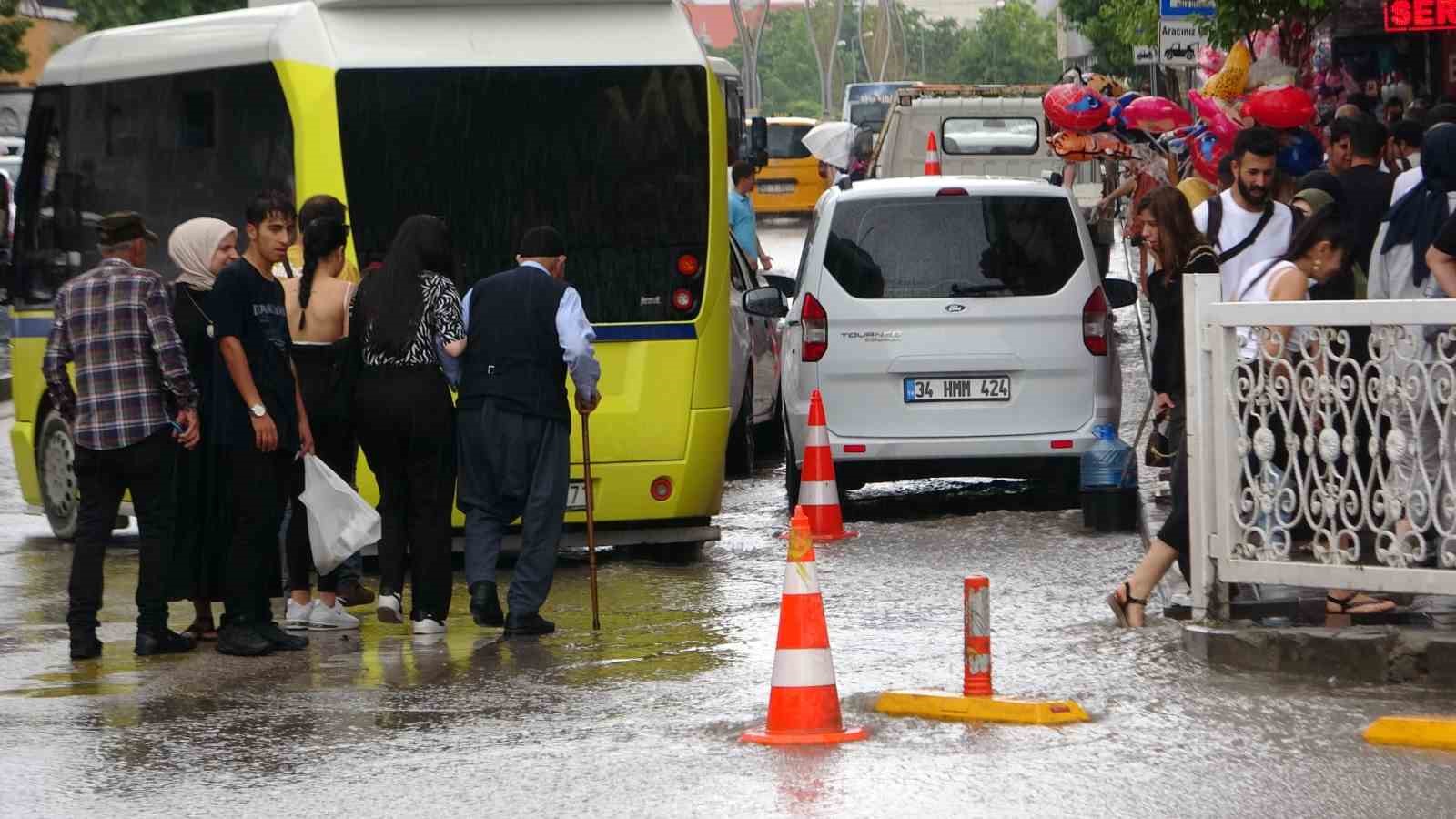 Van’da sağanak yağmur vatandaşları hazırlıksız yakaladı