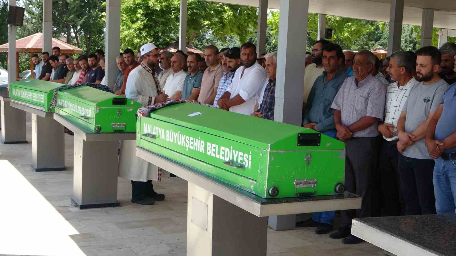 Malatya’da uykularında öldürülen anne, kızı ve torunu defin edildi