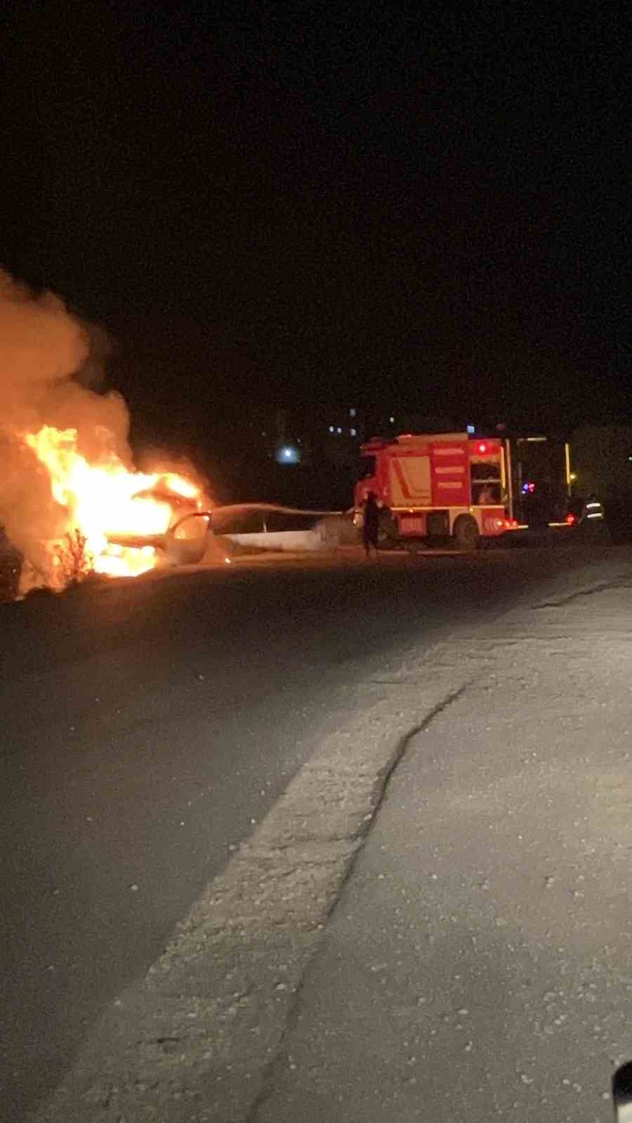 Yüksekova’da ticari araç alev alev yandı