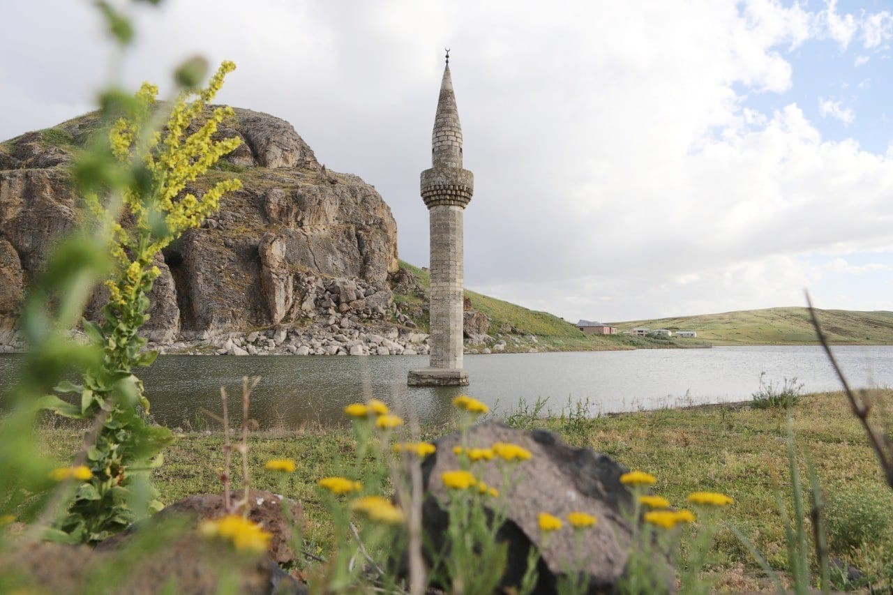 Ağrı’da sular altında kalan minarenin eşsiz güzelliği