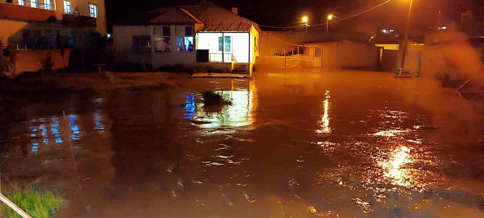 Özalp’ta sel nedeniyle bazı evler sular altına kaldı