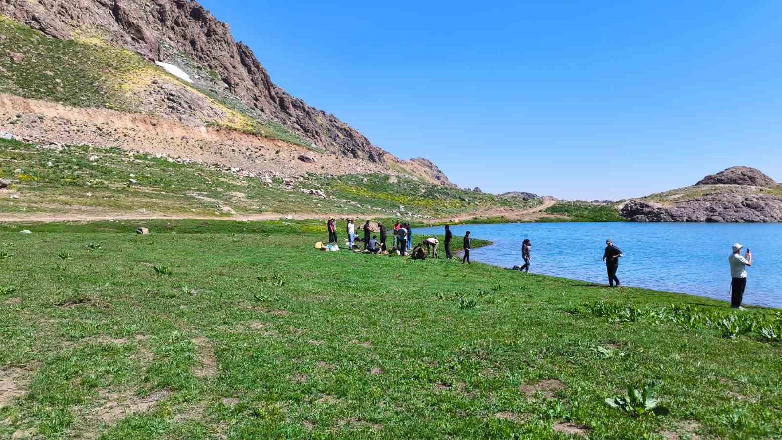 35 dağcı Sat Gölleri’nin güzelliklerini görme fırsatı buldu