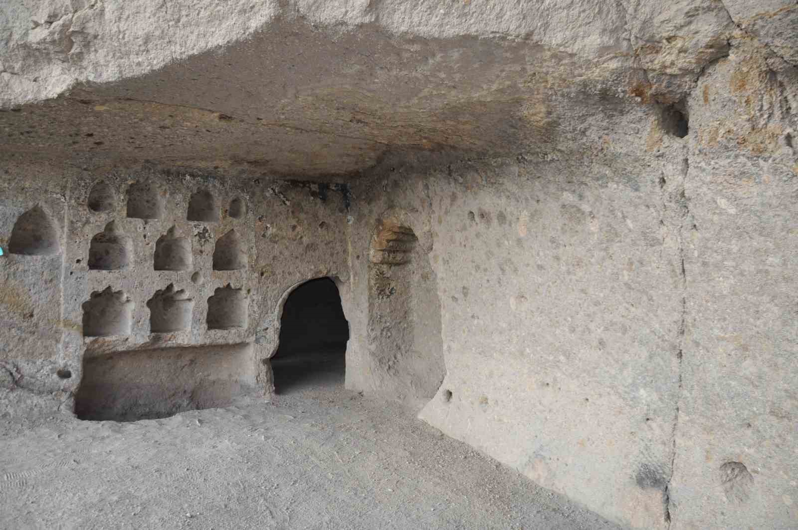 Ani Ören Yeri’nde ilk kaya mescidi gün yüzüne çıkarıldı