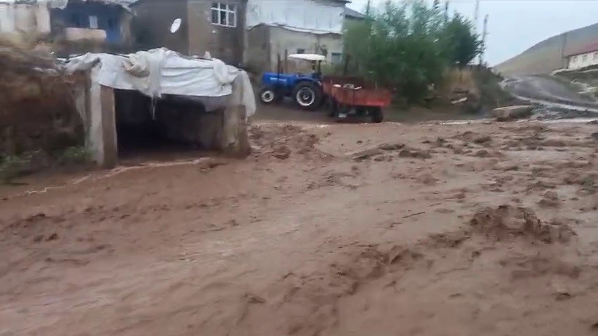 Ağrı’da sel tarım arazileri ve yollara zarar verdi