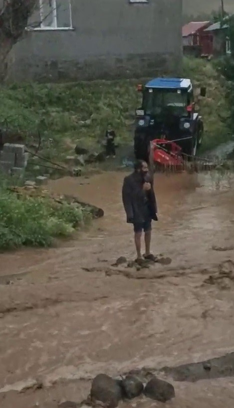 Ağrı’da sel tarım arazileri ve yollara zarar verdi