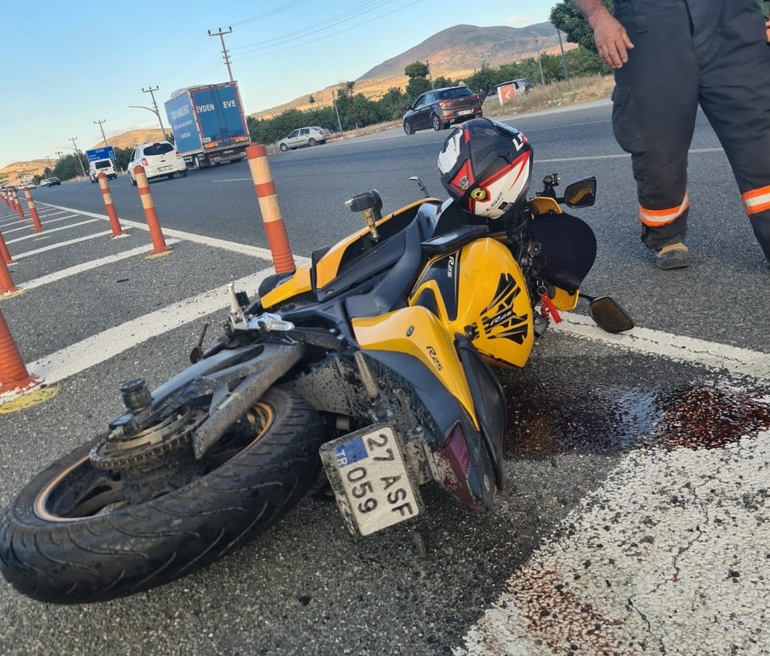 Otomobil ile motosiklet çarpıştı: 2 yaralı
