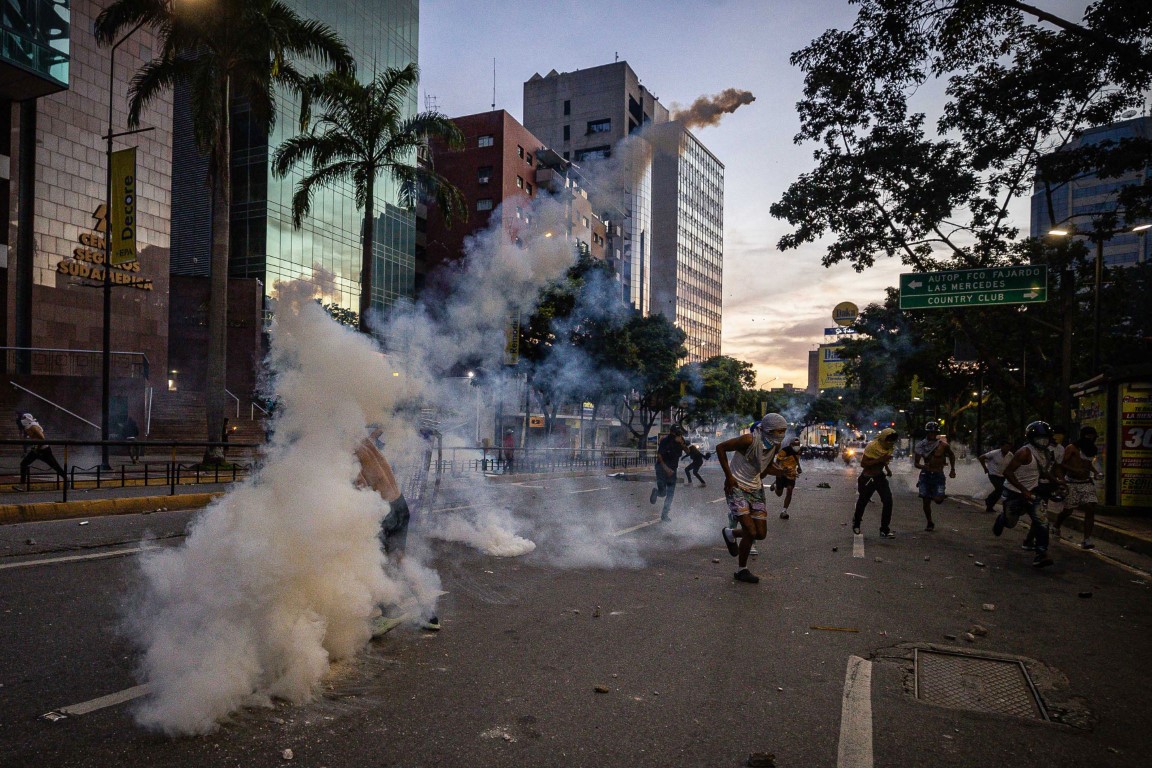Venezuela seçimlerin ardından savaş alanına döndü: 2 ölü