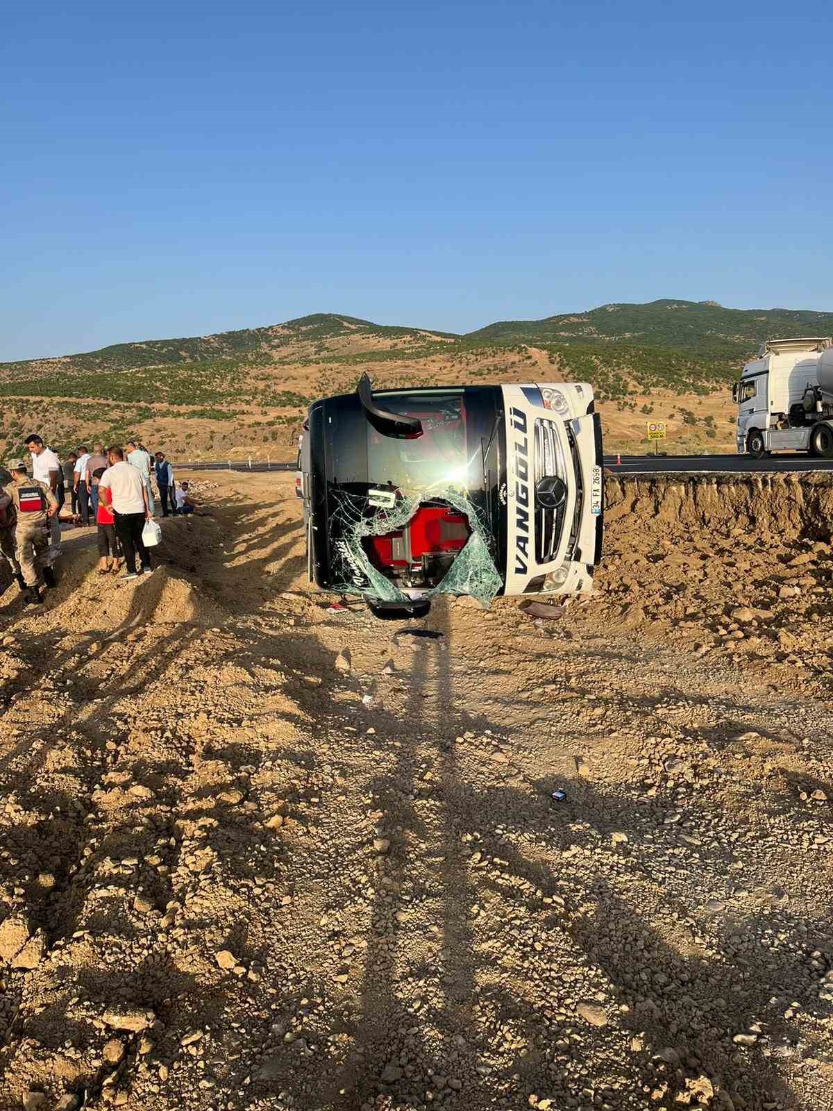 Bingöl’de yolcu otobüsü devrildi: 14 yaralı
