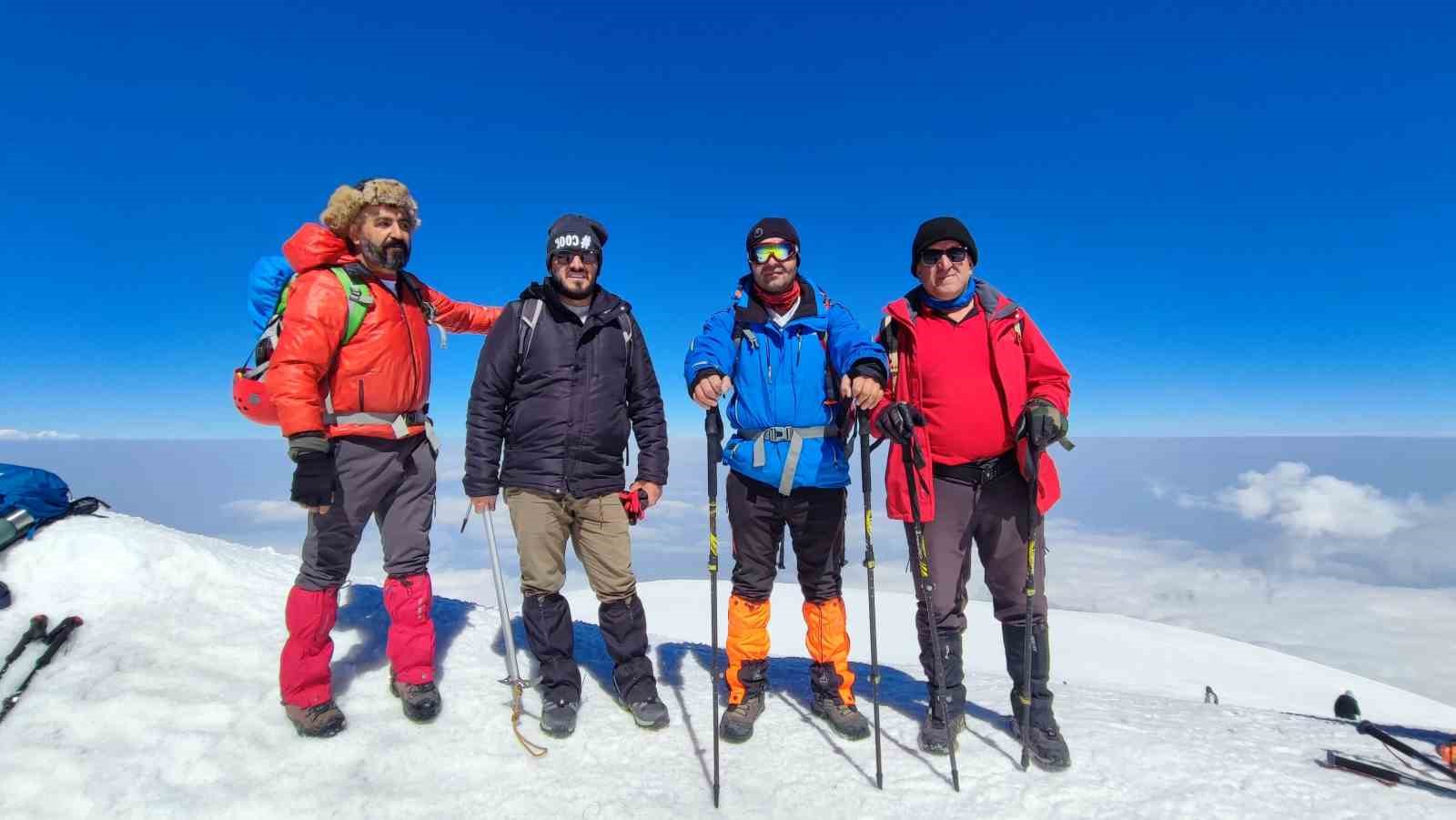 Vanlı dağcılar Türkiye’nin en yüksek dağı olan Ağrı Dağı’na tırmandı