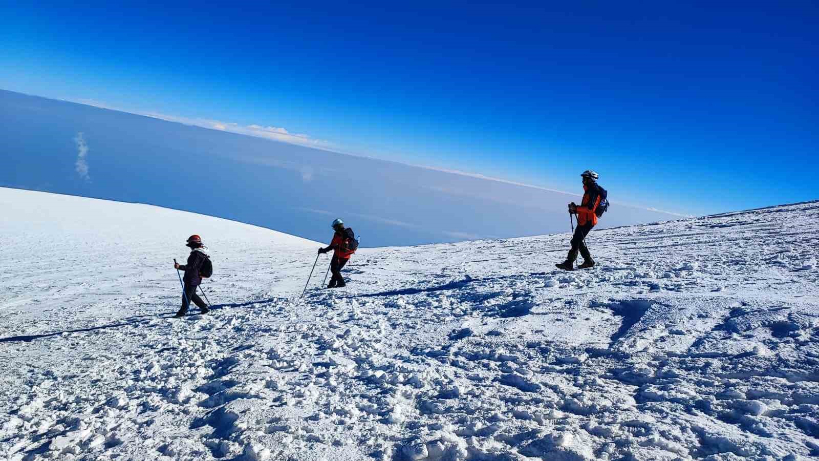 Vanlı dağcılar Türkiye’nin en yüksek dağı olan Ağrı Dağı’na tırmandı