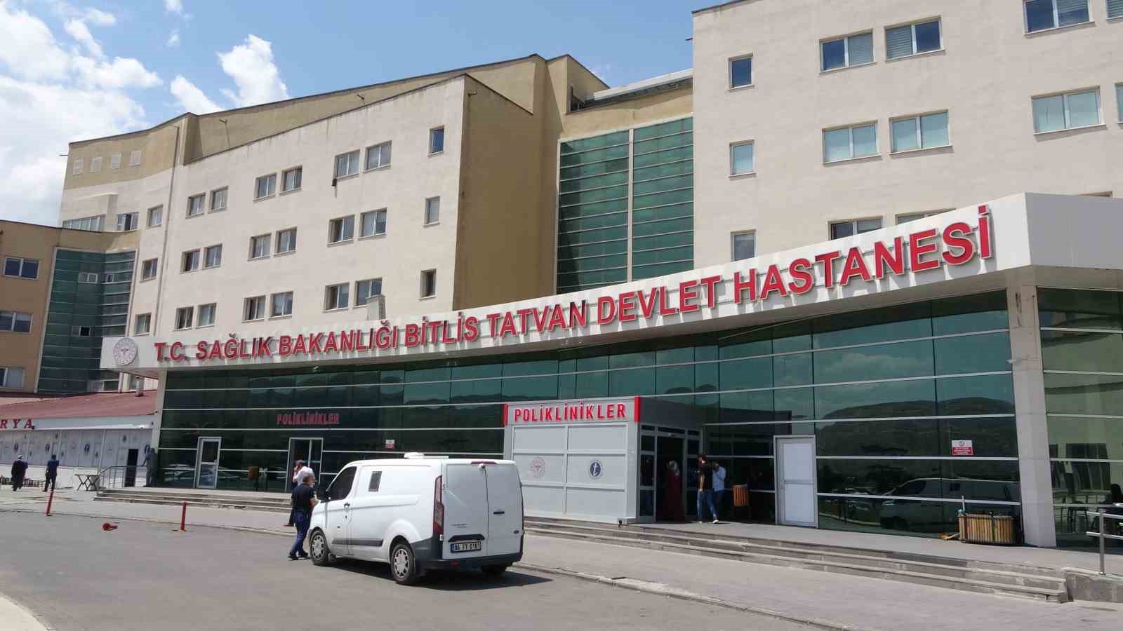 Bitlis’te 16 haftalık 26 yaşındaki gebe hastaya ‘Over Kist’ ameliyatı yapıldı