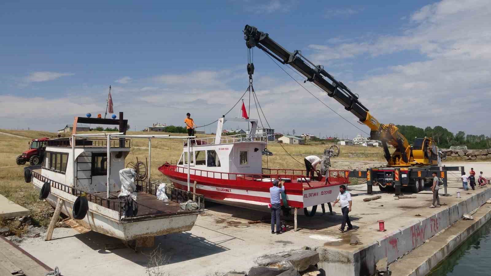 Av sezonu için bakımları yapılan tekneler Van Gölü’ne indirildi