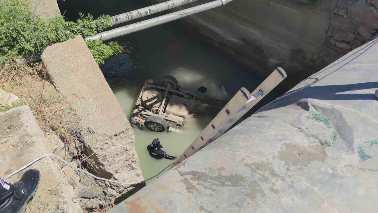 Otomobil su kanalına uçtu: Baba ve oğlu hayatını kaybetti