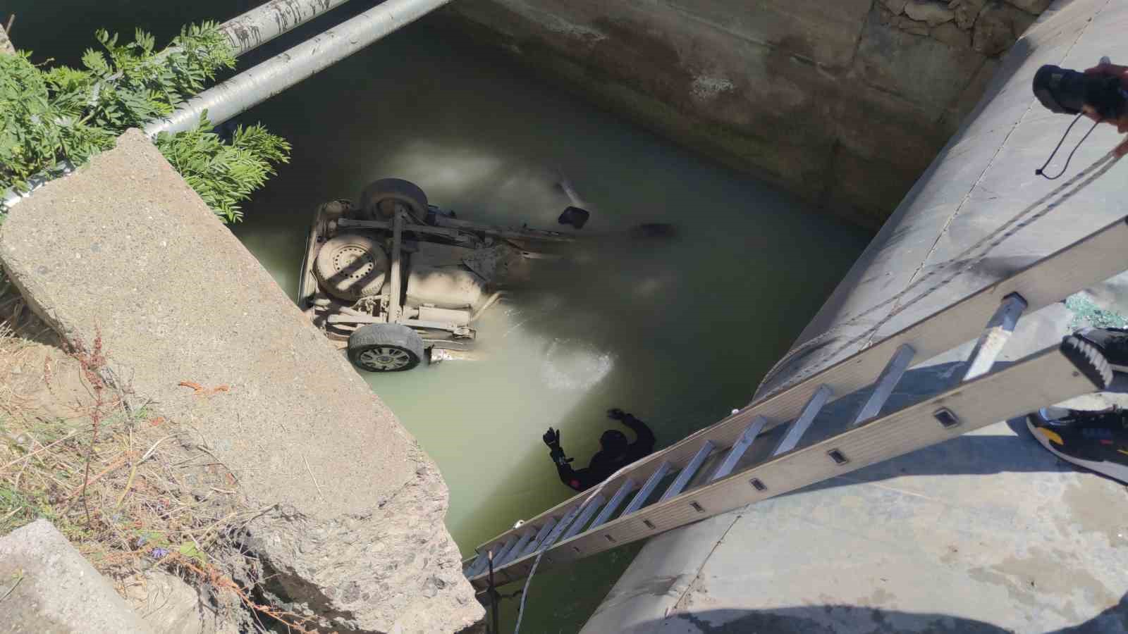 Otomobil su kanalına uçtu: Baba ve oğlu hayatını kaybetti