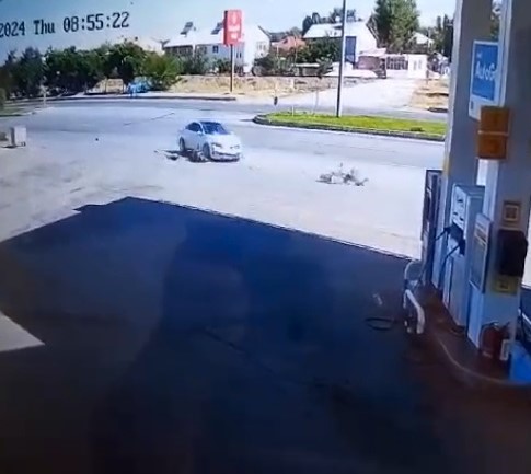 Muş’ta feci kaza: Otomobilin çarptığı baba ve oğul metrelerce savruldu