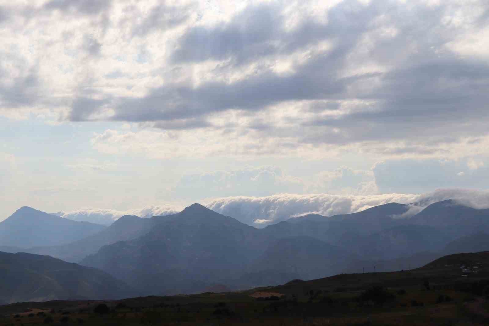 Sis bulutları Kivi Dağı’nda şelale görüntüsü oluşturdu
