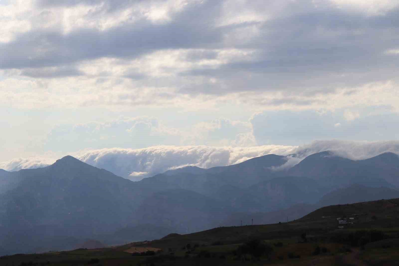 Sis bulutları Kivi Dağı’nda şelale görüntüsü oluşturdu
