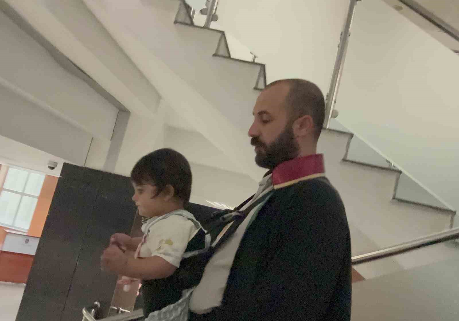 Avukat baba duruşmalara kucağında bebeğiyle girdi