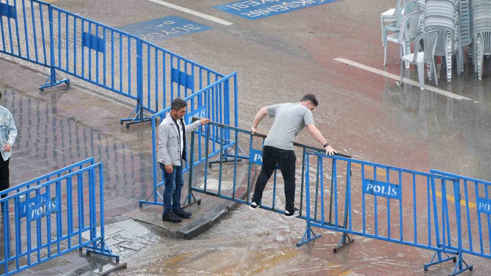 Erzurum’da vatandaşın yağmurla sınavı